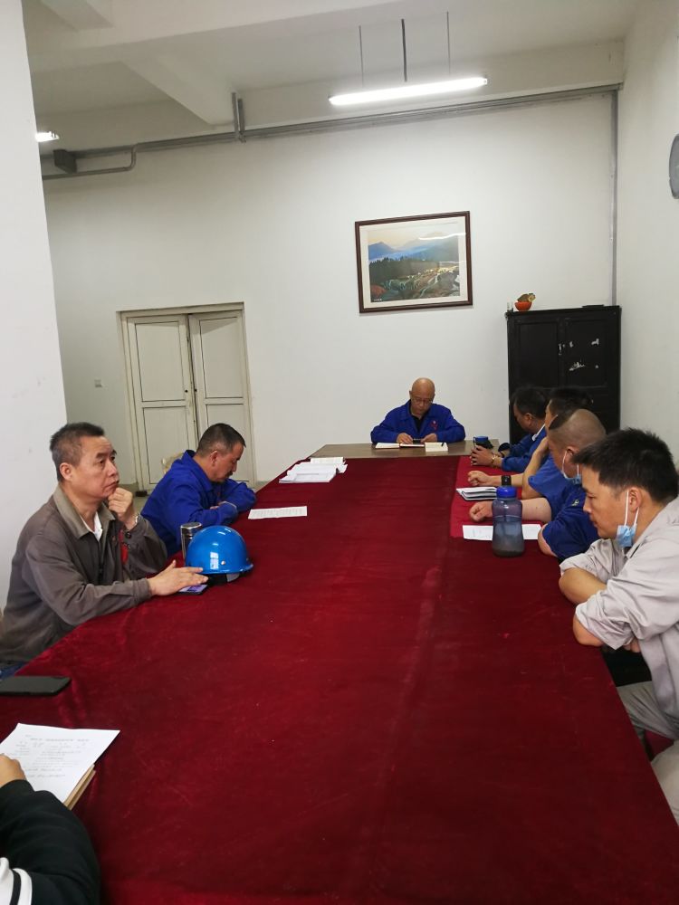 機(jī)加裝配黨支部召開(kāi)全體黨員大會(huì)，組織主題教育學(xué)習(xí)。