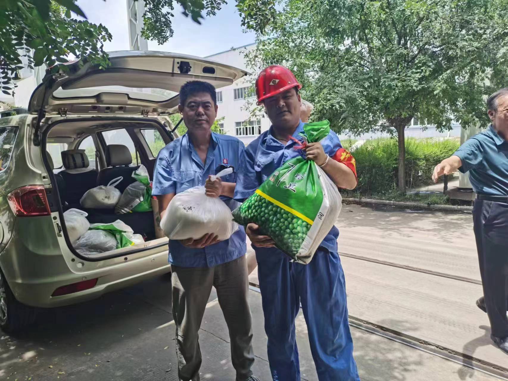 給一線(xiàn)生產(chǎn)車(chē)間和工地職工購(gòu)買(mǎi)了一批白糖、綠豆等防暑降溫品送到了車(chē)間工地