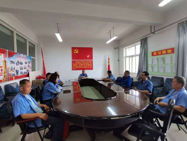 運(yùn)輸采供黨支部召開(kāi)黨員大會(huì)，組織主題教育集中學(xué)習(xí)。